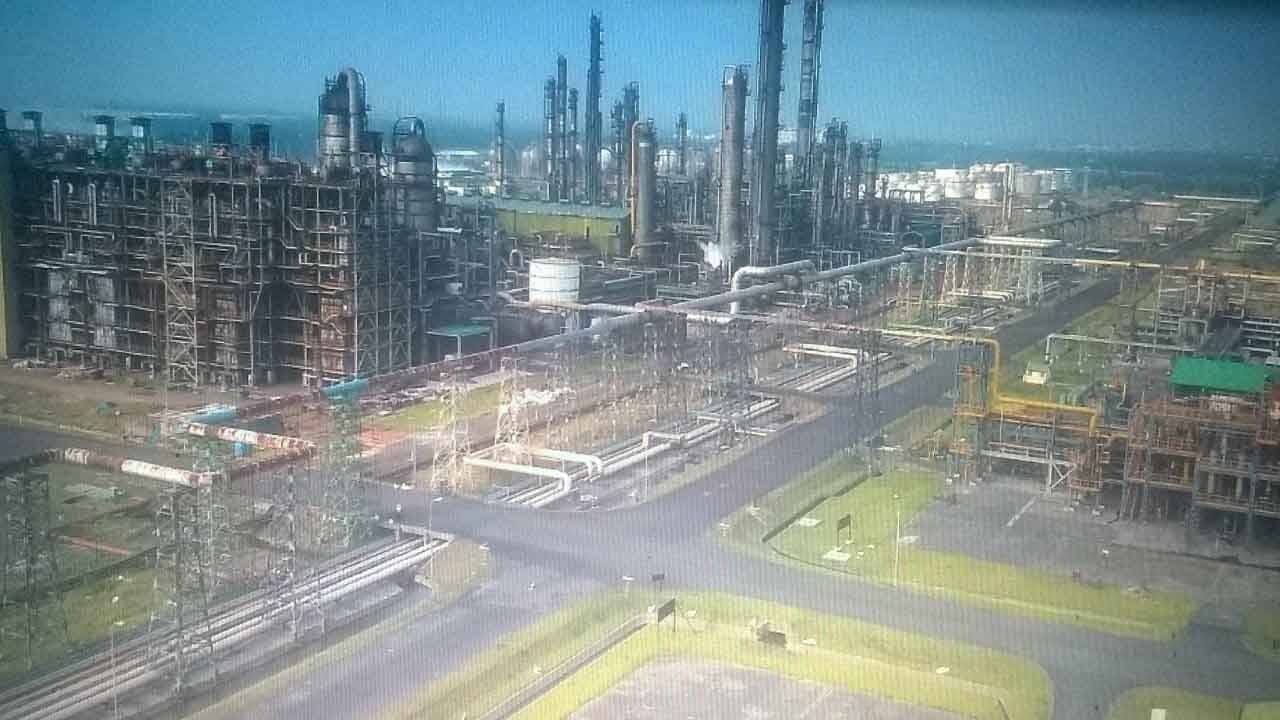 Haldia Petrochemicals : ৩ হাজার কোটি ডলারের সম্প্রসারণের পথে হলদিয়া পেট্রোকেমিক্যালস, লম্বা লাফ দিতে পারে দালাল স্ট্রিটে