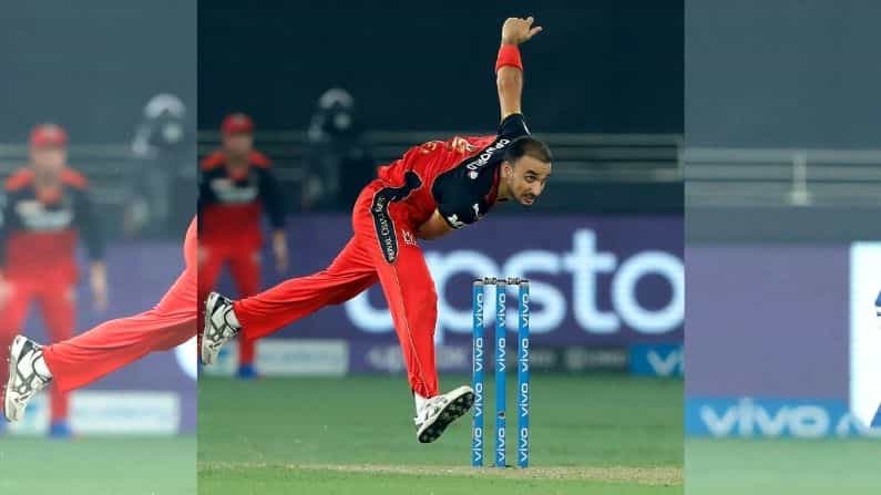 এখনও পর্যন্ত হওয়া আইপিএলের ৪৪টি ম্যাচের নিরিখে বর্তমানে পার্পল ক্যাপের দৌড়ে শীর্ষে রয়েছেন আরসিবির হার্ষাল প্যাটেল। ১১টি ম্যাচে ৩৬৪ রানের বিনিময়ে তিনি তুলে নিয়েছেন ২৬টি উইকেট। (ছবি-আইপিএল ওয়েবসাইট)