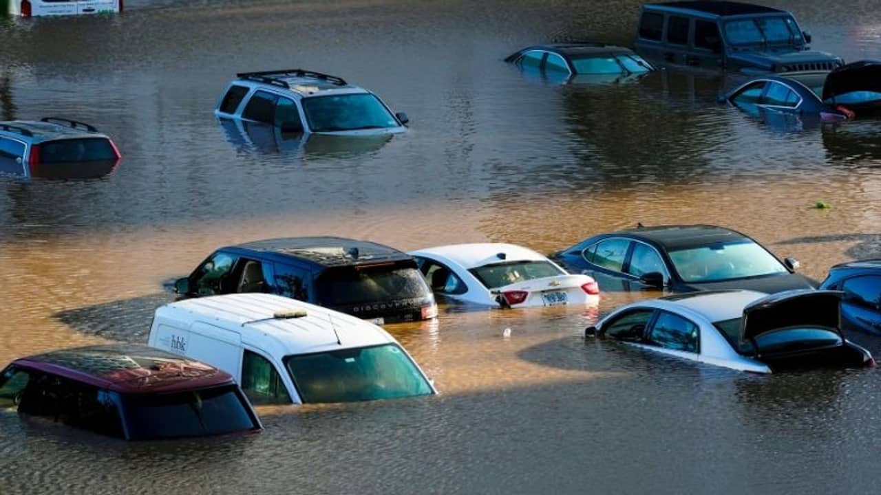 Video: হ্যারিকেন হানায় ডুবতে বসেছে নিউ ইর্য়ক! গাড়ি-বাড়ি, বিমানবন্দর; সবই জলের তলায়