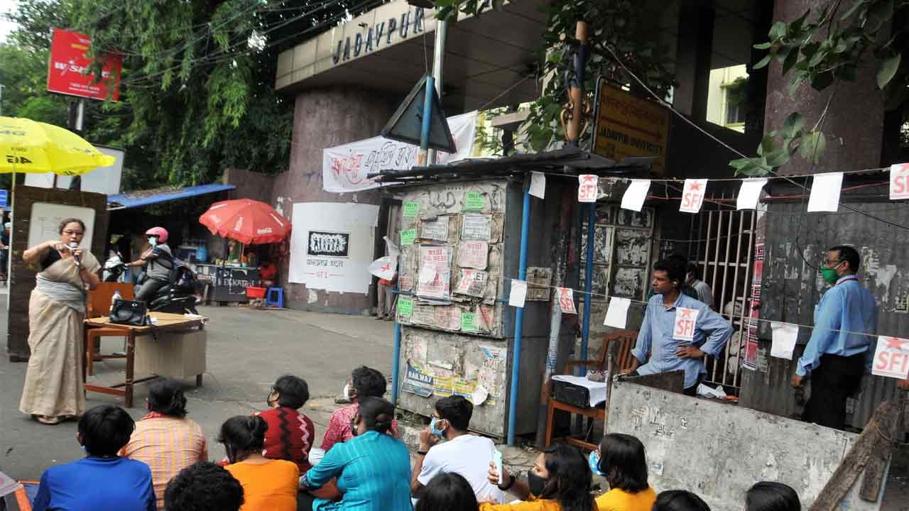 সেই তালিকা রাজ্য সরকারের কাছে যাবে। স্বাস্থ্য দফতর এ নিয়ে যাদবপুর বিশ্ববিদ্যালয়কে সবুজ সঙ্কেতও দিয়েছে বলে সূত্রের খবর। সংশ্লিষ্ট দফতরের তরফে সহযোগিতার কথা বলা হয়েছে। সত্যিই এই সিদ্ধান্ত কার্যকর হওয়া মানে রাজ্যে প্রথম কোনও বিশ্ববিদ্যালয় কোভিডের টিকাকরণের ক্ষেত্রে এত বড় পদক্ষেপ করবে। ছবি PTI