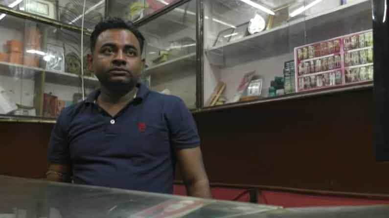 বৃষ্টিভেজা দুপুর, হাতে চুরুট! তখন গ্রাহকের কথাতেই বুঁদ ব্যবসায়ী, দোকানেই ঘটল যা ঘটার... বৃষ্টিভেজা দুপুর, হাতে চুরুট! তখন গ্রাহকের কথাতেই বুঁদ ব্যবসায়ী, দোকানেই ঘটল যা ঘটার...