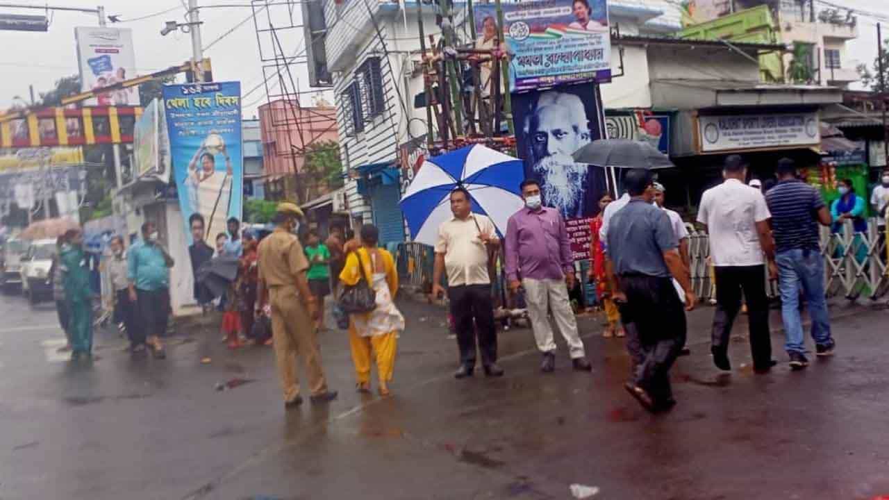 Teacher Protest : 'আমাদের বাঁচান, একবার দেখা করুন', কালীঘাটে মুখ্যমন্ত্রীর বাড়ির সামনে বিক্ষোভ অস্থায়ী শিক্ষকদের Teacher Protest : 'আমাদের বাঁচান, একবার দেখা করুন', কালীঘাটে মুখ্যমন্ত্রীর বাড়ির সামনে বিক্ষোভ অস্থায়ী শিক্ষকদের