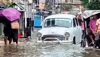 Train Update: জল থইথই টিকিয়াপাড়া কারশেড! আজও ট্রেনযাত্রীদের জন্য দুর্ভোগ থাকছেই