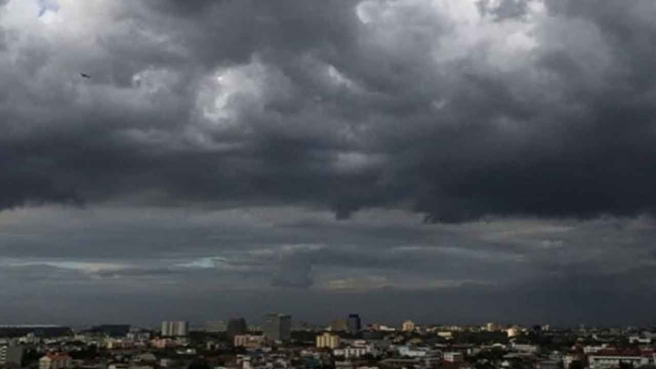 Weather Update: ঘনিয়ে আসছে প্রবল দুর্যোগ, দক্ষিণবঙ্গে জারি কমলা সতর্কতা! কোন কোন জেলায় বেশি বিপদ?