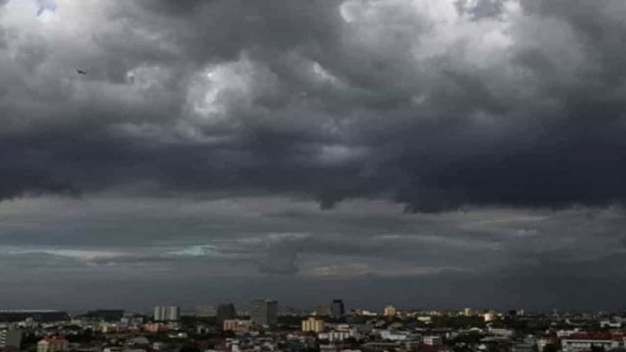 Weather Update: আজ এই জেলাগুলিতে ভারী বৃষ্টি, সঙ্গে বইবে ঝোড়ো হাওয়া... জেনে নিন এখনই Weather Update: আজ এই জেলাগুলিতে ভারী বৃষ্টি, সঙ্গে বইবে ঝোড়ো হাওয়া... জেনে নিন এখনই