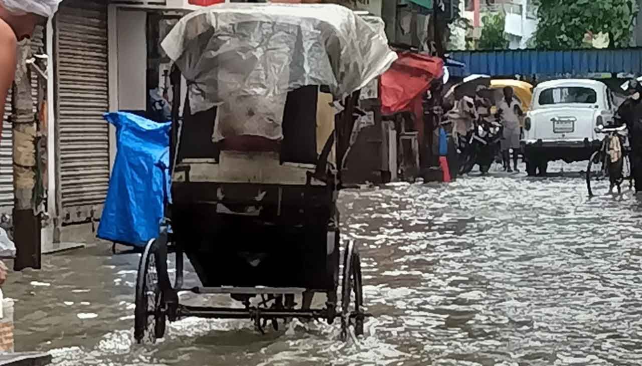 টালিগঞ্জ সার্কুলার রোড, তারাতলা, ভবানীপুর, মিন্টো পার্ক, ক্যামাক স্ট্রিট জল থই থই। ঠনঠনিয়া, ক্য়ামাক স্ট্রিট, মিন্টো পার্ক, ঠনঠনিয়া, কলেজ স্ট্রিট, সেক্টর ফাইভ, চিনার পার্ক, কাঁকুড়গাছি, কৈখালি এলাকা জলমগ্ন। (ছবি-দীপঙ্কর দাশগুপ্ত)