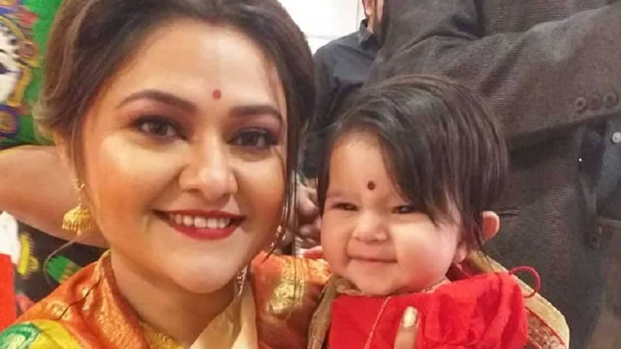 Koneenica Banerjee: মেয়ের সঙ্গে ম্যাচিং ড্রেসে কনীনিকার ফোটোশুট, ছোট্ট কিয়া এখন থেকেই ফ্যাশনেবল