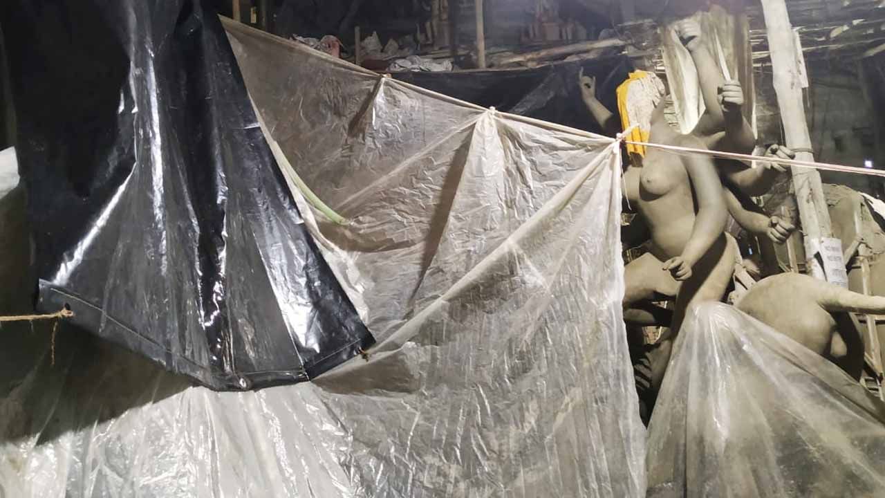 Kumartuli: পুজোর আগে কুমারটুলিতে ‘বর্ষাসুরের তাণ্ডব’, মন্ত্রীর 'দুয়ারে' শিল্পী