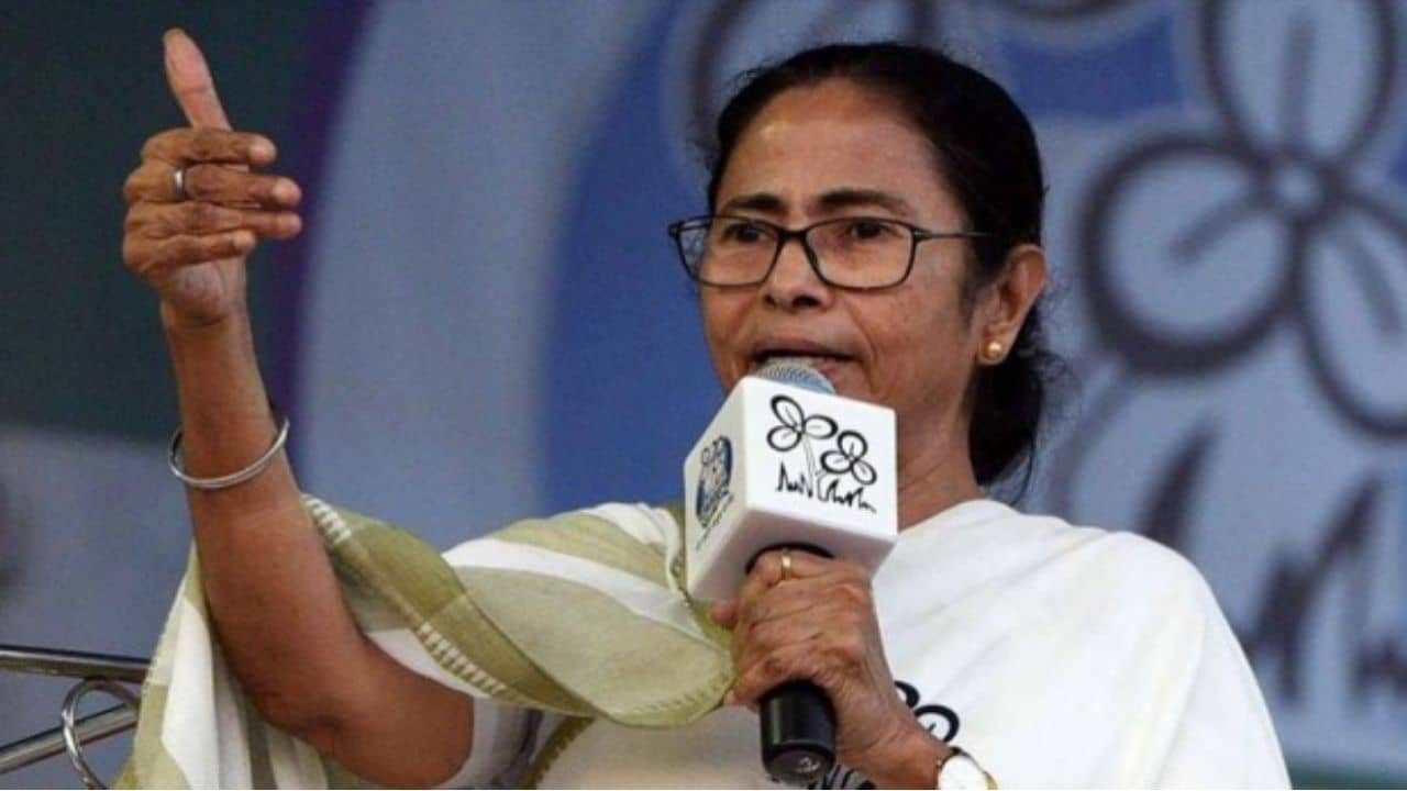 খেলা ঘুরছে আগরতলায়, শর্ত মানলে মমতার পাশে ত্রিপুরার রাজা