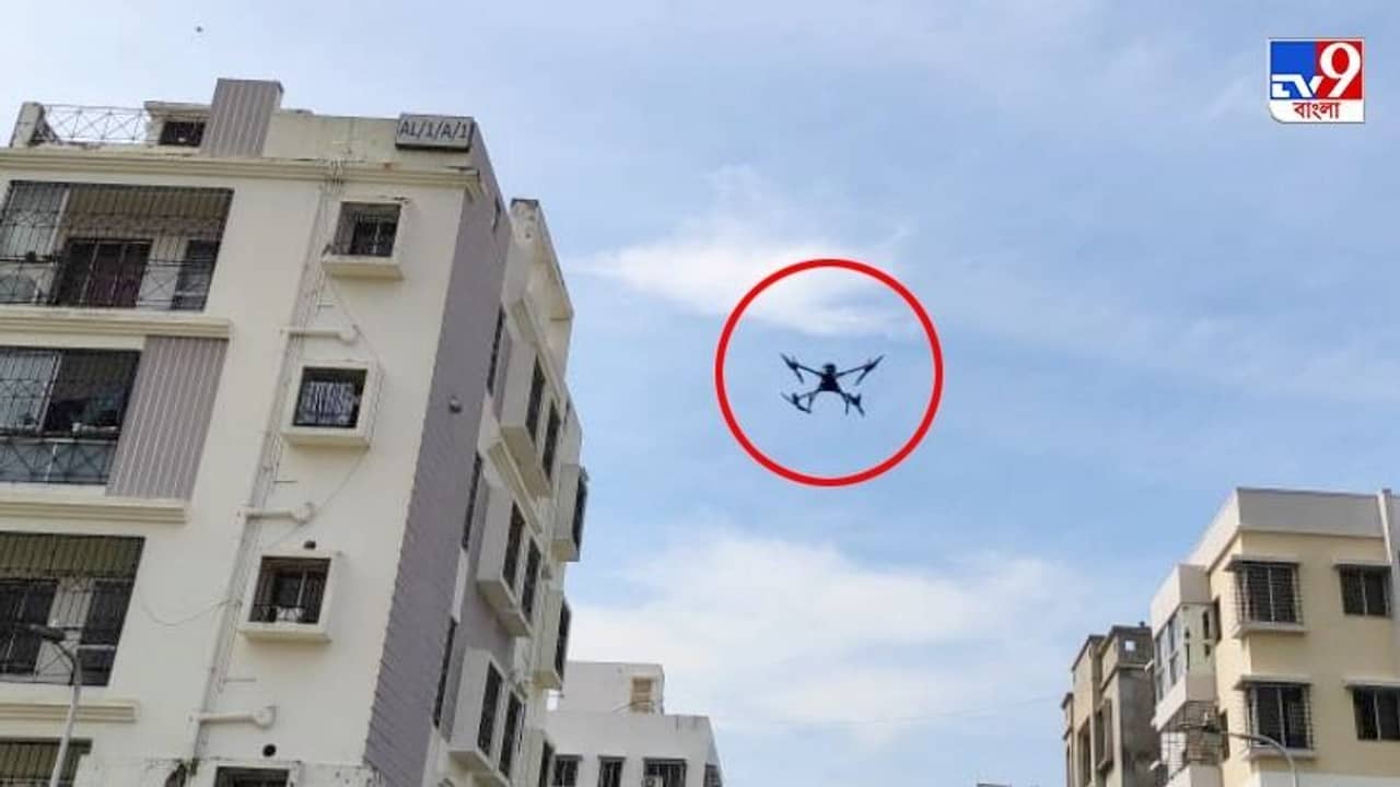 আকাশেও দুয়ারে সরকারের প্রচার! ১০ তলার ব্যালকনিতে দাঁড়িয়েই জেনে নিচ্ছেন সবাই