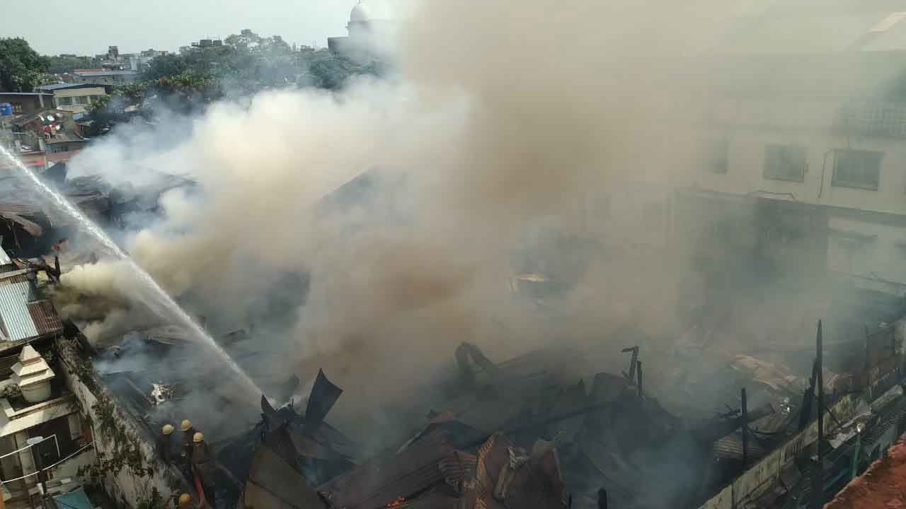 লেলিহান শিখা গিলে খেয়েছে গোটা বাড়িকে! নিমতলা ঘাট স্ট্রিটে আগুন ছড়াল পাশের গুদামেও