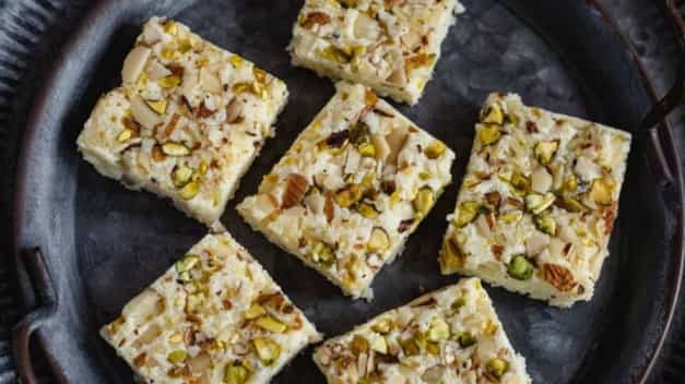Recipe: উৎসবের মরসুমে মিষ্টি তৈরি করুন পনির দিয়ে! Recipe: উৎসবের মরসুমে মিষ্টি তৈরি করুন পনির দিয়ে!