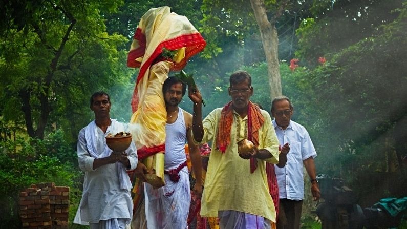 কলা বৌ স্নান: কলা বউকে গণেশের স্ত্রী হিসেবে মান্য করা হয়। এই প্রথায় একটি কলা গাছকে দুর্গাপূজার সপ্তম দিনে কলকাতার গঙ্গা নদীর তীরে আনুষ্ঠানিকভাবে স্নান করানো হয়।