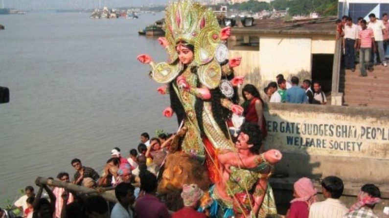 বিসর্জন: উৎসবের শেষ দিন অর্থাৎ দশমীর দিন মা দুর্গার মূর্তি জলে ডুবিয়ে দেওয়া হয়। এই দিন ভক্তরা দেবীকে বিদায় জানায়। ইডেন গার্ডেনের কাছে বাবু ঘাট সবচেয়ে জনপ্রিয় বিসর্জন পয়েন্টগুলির মধ্যে একটি।