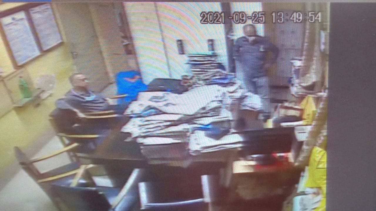 RG Kar Hospital: বদলির আগে গুরুত্বপূর্ণ ফাইল সরিয়ে নিচ্ছেন ডেপুটি সুপার! প্রকাশ্যে সিসিটিভি ফুটেজ