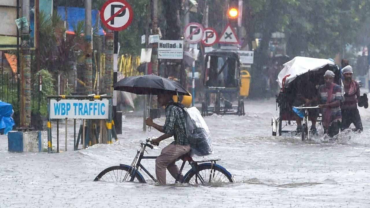 Rain Update: দুর্যোগের বলি ১৪, ত্রাণশিবিরে ৮০ হাজার, জলের ঘেরাটোপে বন্দি ১৩ লক্ষ বঙ্গবাসী!