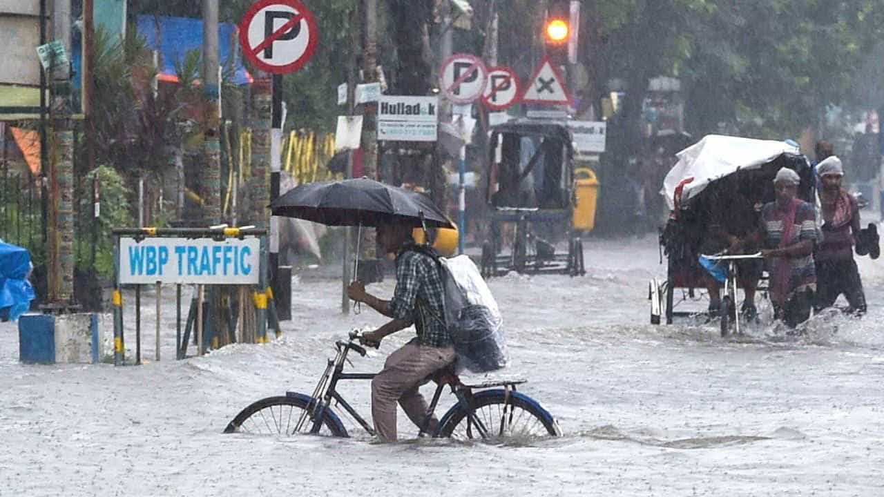 Rain Update: দুর্যোগের বলি ১৪, ত্রাণশিবিরে ৮০ হাজার, জলের ঘেরাটোপে বন্দি ১৩ লক্ষ বঙ্গবাসী! Rain Update: দুর্যোগের বলি ১৪, ত্রাণশিবিরে ৮০ হাজার, জলের ঘেরাটোপে বন্দি ১৩ লক্ষ বঙ্গবাসী!