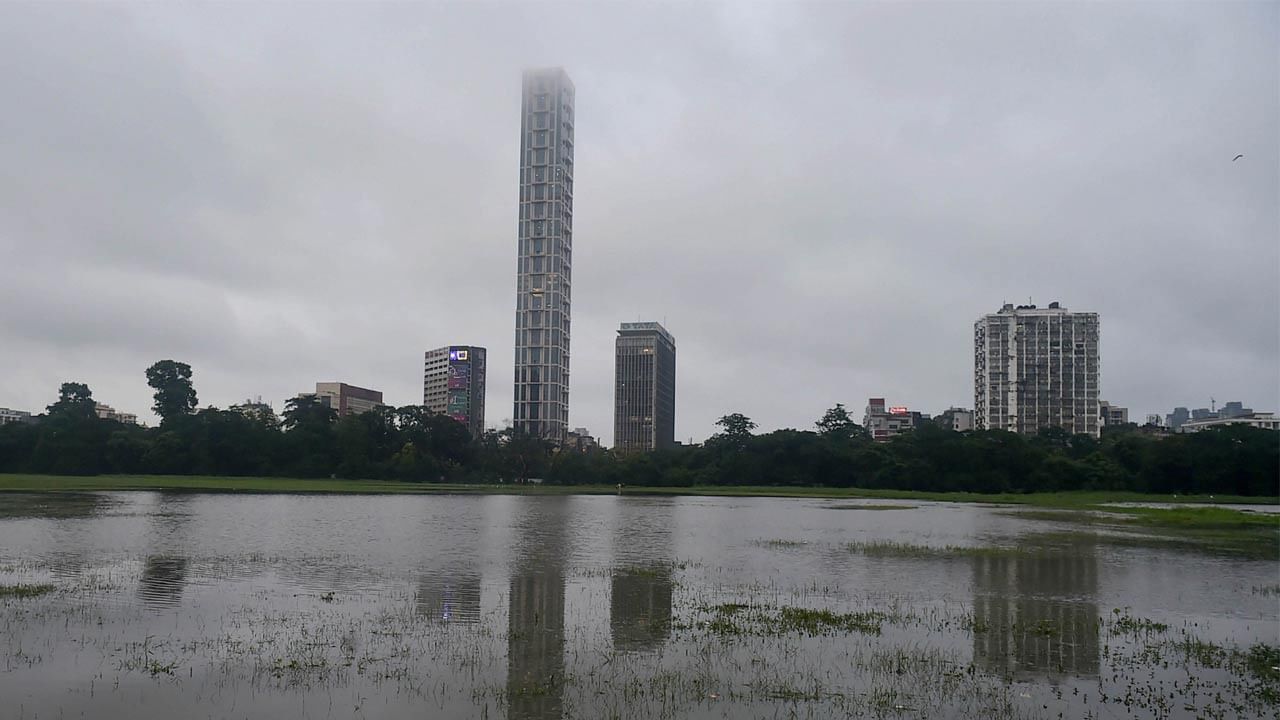 Weather Update: কলকাতা রেহাই পেলেও ভোগান্তি অপেক্ষা করে জেলার কপালে, বৃষ্টি বাড়বে সপ্তাহান্তে