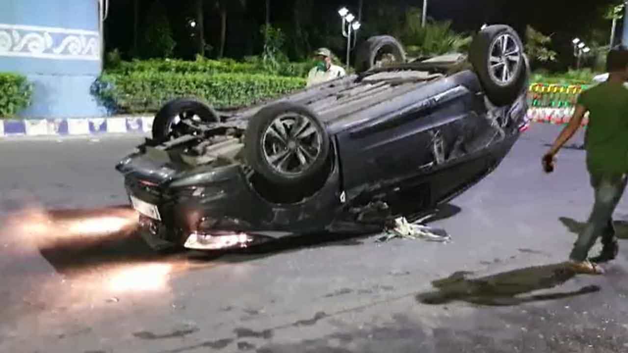 Road Accident: রোগ একই! দশমীর রাতে ফের চিংড়িহাটায় উল্টে গেল বেপরোয়া গতির গাড়ি