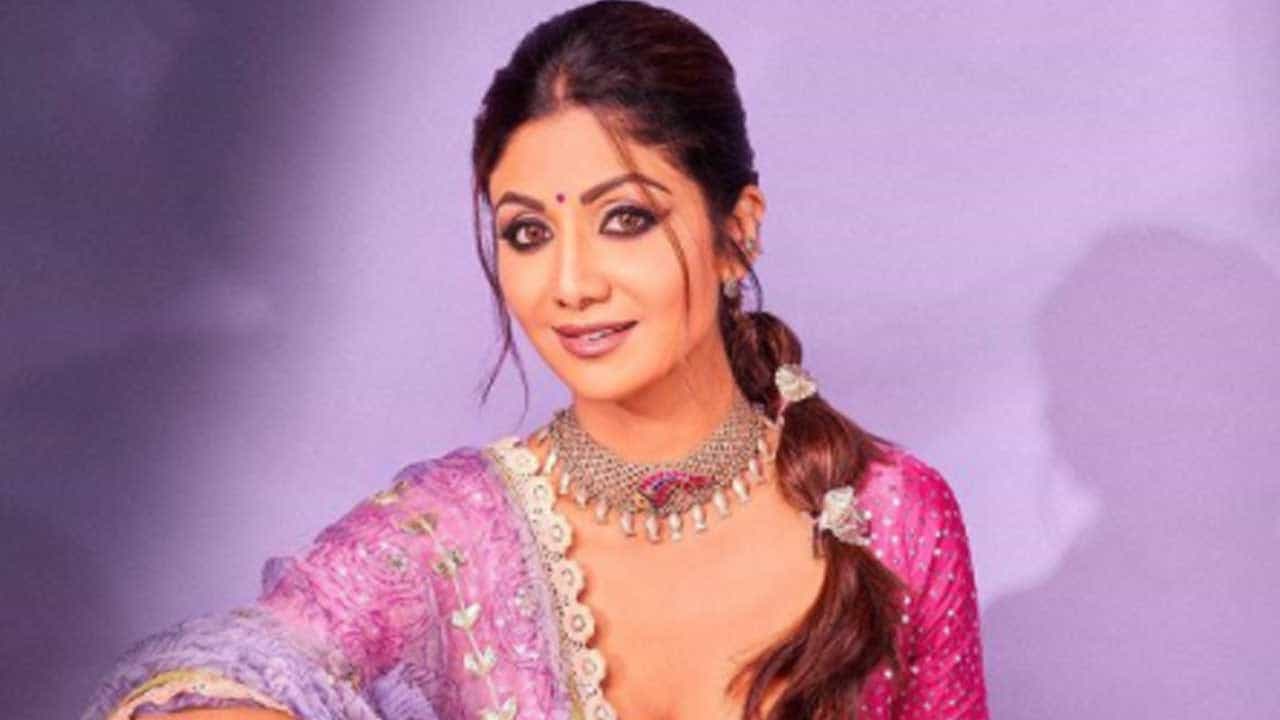Shilpa Shetty: ব্যক্তিগত কষ্ট লুকিয়ে রেখে ‘মাহিকে মাঙ্গে হিতে’-র তালে নাচলেন শিল্পা! Shilpa Shetty: ব্যক্তিগত কষ্ট লুকিয়ে রেখে ‘মাহিকে মাঙ্গে হিতে’-র তালে নাচলেন শিল্পা!
