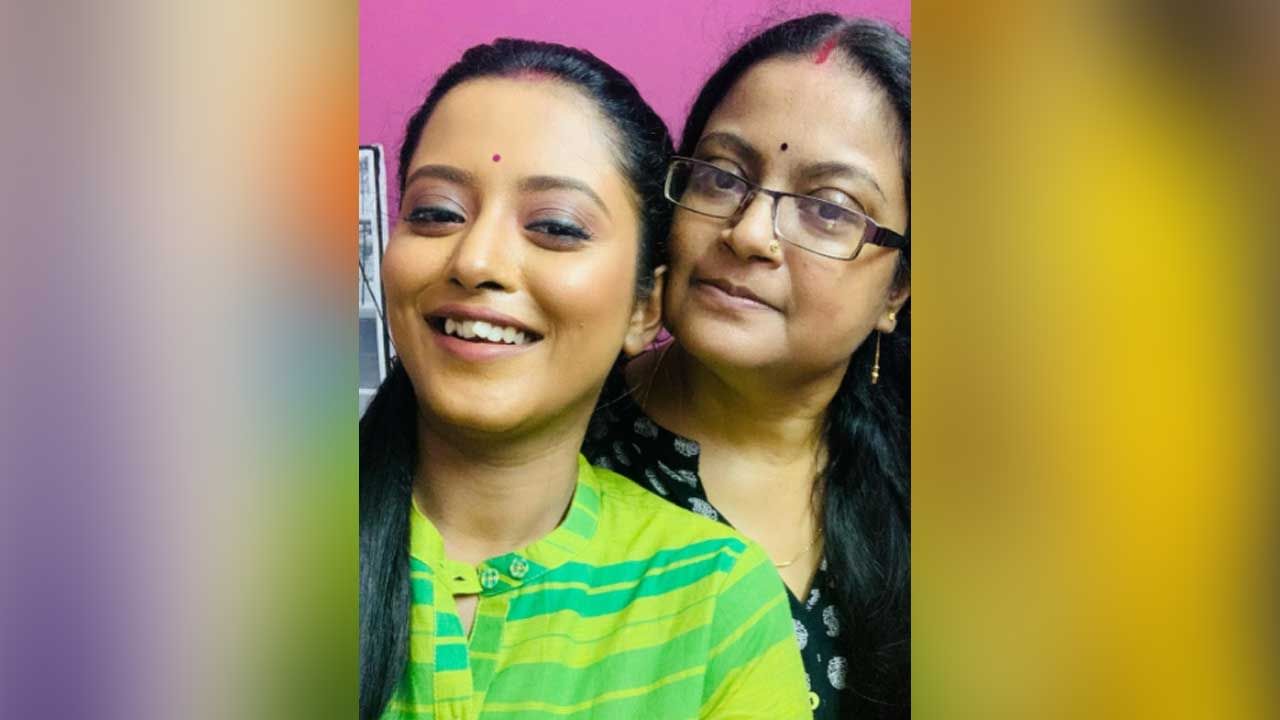 আপাতত ‘দেশের মাটি’ ধারাবাহিকে শ্রুতির অভিনয় দেখছেন দর্শক। তবে স্বল্প কেরিয়ারেই তিনি যেন টেলিভিশন ইন্ডাস্ট্রির প্রতিবাদী মুখ হয়ে উঠেছেন। শুধু অভিনয় নয়। ট্রোলিং সামলেও শিরোনামে এসেছেন শ্রুতি।