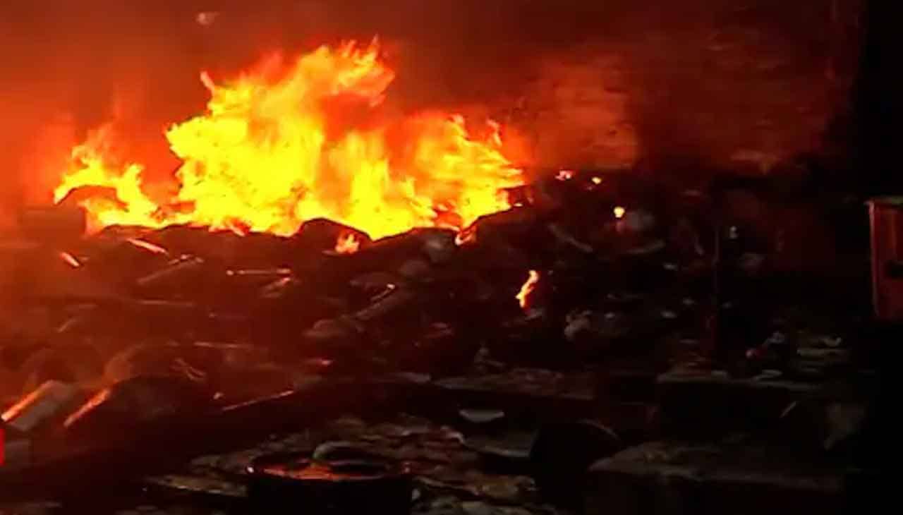 Fire: কোনও কিছু বুঝে ওঠার আগেই ছড়িয়ে পড়ল আগুন, বারাসতে গুরুতর জখম মহিলা