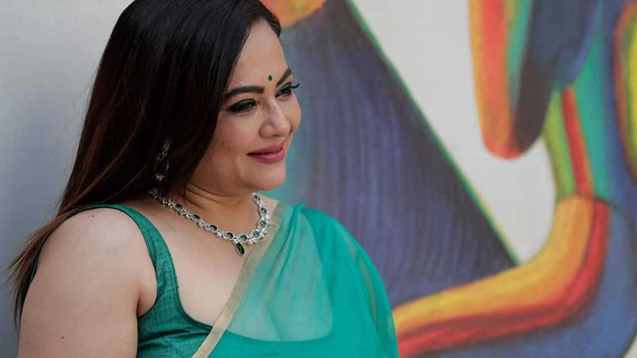 Sreelekha Mitra: রেড কার্পেটে শাড়ির সাজে শ্রীলেখা, কার ডিজাইনে সাজলেন?