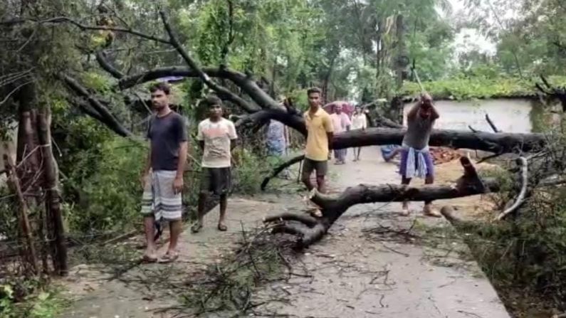 হঠাৎ করেই মঙ্গলবার রাতে ঘূর্ণিঝড়ে এলাকা তছনছ করেছে বলে দাবি এলাকাবাসীদের। গতকাল রাতে হঠাৎ করে কয়েক সেকেন্ডের ঘূর্ণিঝড় হয়। ঘূর্ণিঝড়ে প্রায় ৭০-৭৫টি বাড়ির ক্ষয়ক্ষতি হয়েছে বলে দাবি এলাকাবাসীর। ঝড়ে বেশকিছু বাড়ির উপর গাছ পড়ে গিয়ে অ্য়াসবেস্টার ও বাড়ির দেয়াল ভেঙে যায়। ঘূর্ণিঝড়ে বেশ কিছু মাটির বাড়ির খড়ের চাল উড়ে যায়।