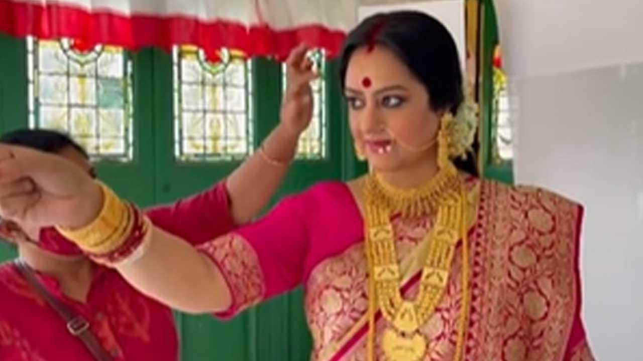 Sudipa Chatterjee পুজোর এত আগে থেকেই সনাতনী সাজে তৈরি সুদীপা Bengali News Sudipa