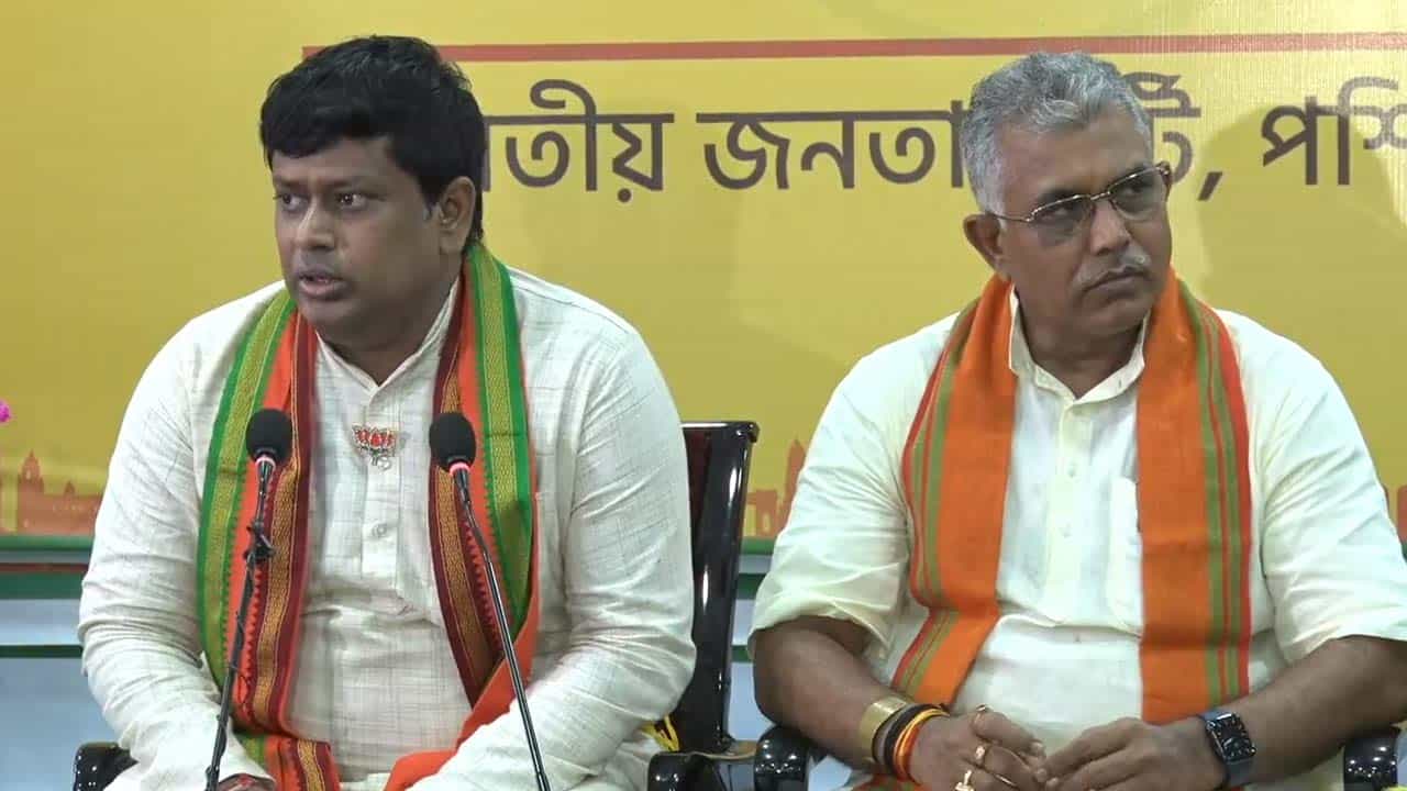 Sukanta Majumdar: 'খেলা হবেই, গ্যালারিতে বসে দেখব না', দিলীপকে পাশে নিয়ে দলত্যাগীদের ফেরার ডাক সুকান্তর Sukanta Majumdar: 'খেলা হবেই, গ্যালারিতে বসে দেখব না', দিলীপকে পাশে নিয়ে দলত্যাগীদের ফেরার ডাক সুকান্তর