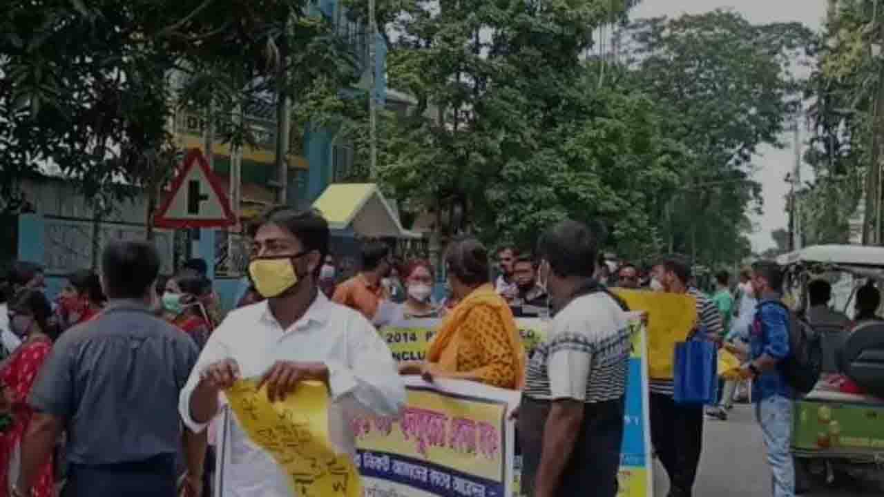 TET: বেকারত্বের যন্ত্রণা থেকে মুক্তি চেয়ে মন্ত্রীর বাড়ির সামনে বিক্ষোভ, গ্রেফতার ১৭জন চাকরিপ্রার্থী