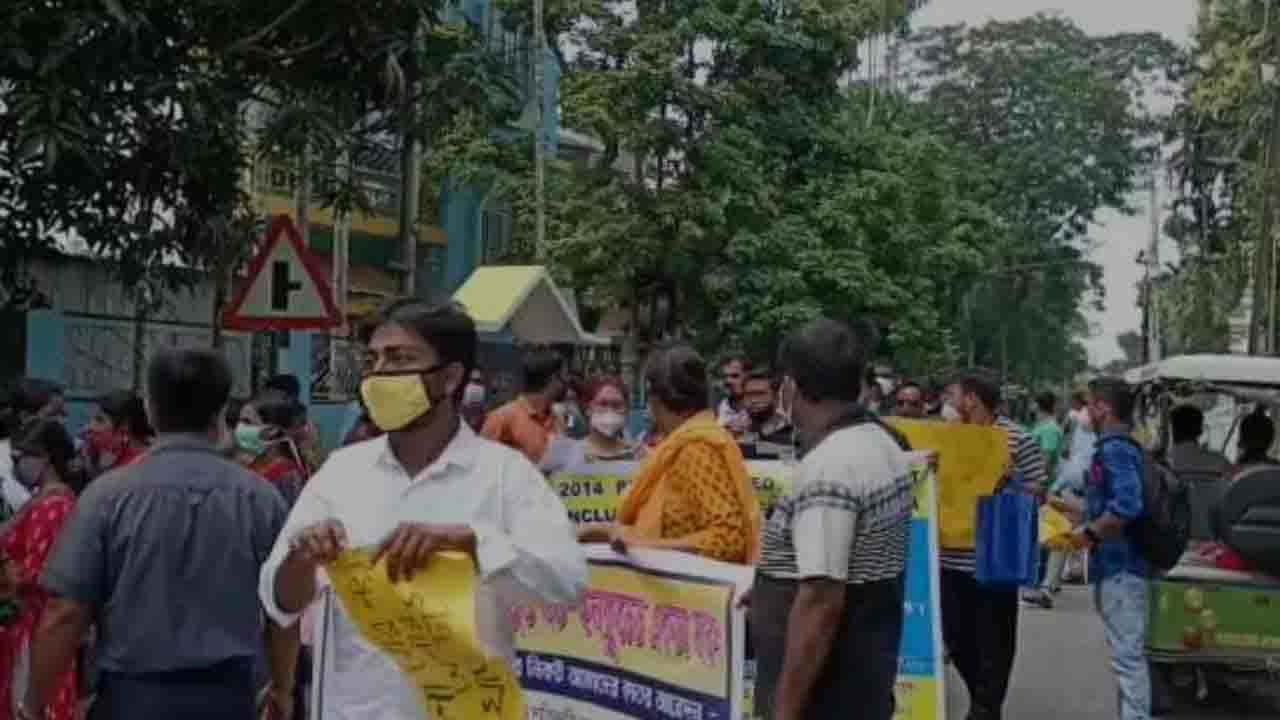 TET: 'বেকারত্বের যন্ত্রণা' থেকে মুক্তি চেয়ে মন্ত্রীর বাড়ির সামনে বিক্ষোভ, গ্রেফতার ১৭জন চাকরিপ্রার্থী TET: 'বেকারত্বের যন্ত্রণা' থেকে মুক্তি চেয়ে মন্ত্রীর বাড়ির সামনে বিক্ষোভ, গ্রেফতার ১৭জন চাকরিপ্রার্থী