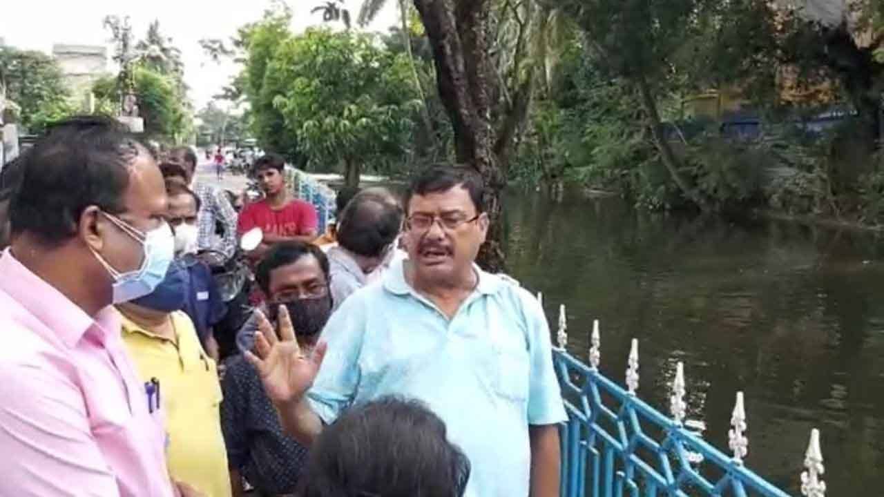 Water logged Mukundapur: সব জেনেও ব্যবস্থা নেয়নি সেচ দফতরের, মুকুন্দপুুরের জল যন্ত্রণায় দায় এড়াচ্ছে পৌরনিগম