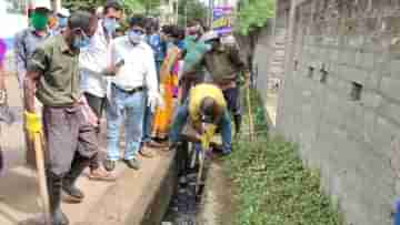 পুরভোট না হওয়ায় থমকে কাজ, সাফাই অভিযানে কোদাল হাতে তুলে নিলেন স্বয়ং মহকুমা শাসক!