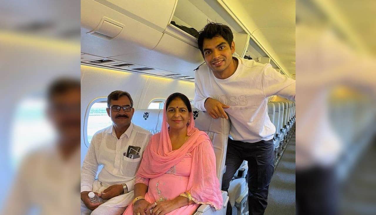Neeraj Chopra: বাবা-মাকে নিয়ে বিমানসফর, আবেগতাড়িত সোনার ছেলে নীরজ
