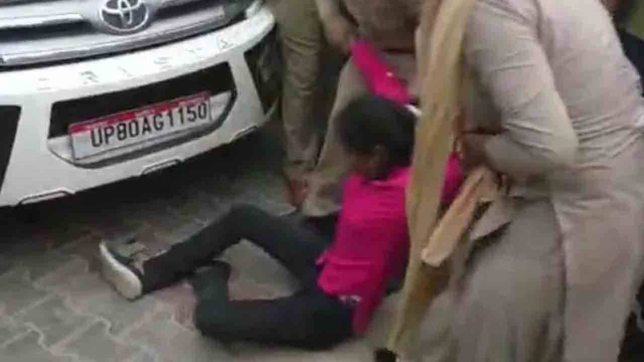 বোনটা মরে যাবে কিছু করুন স্যর..., অফিসারের গাড়ির সামনে শুয়ে পড়েও হল না শেষ রক্ষা