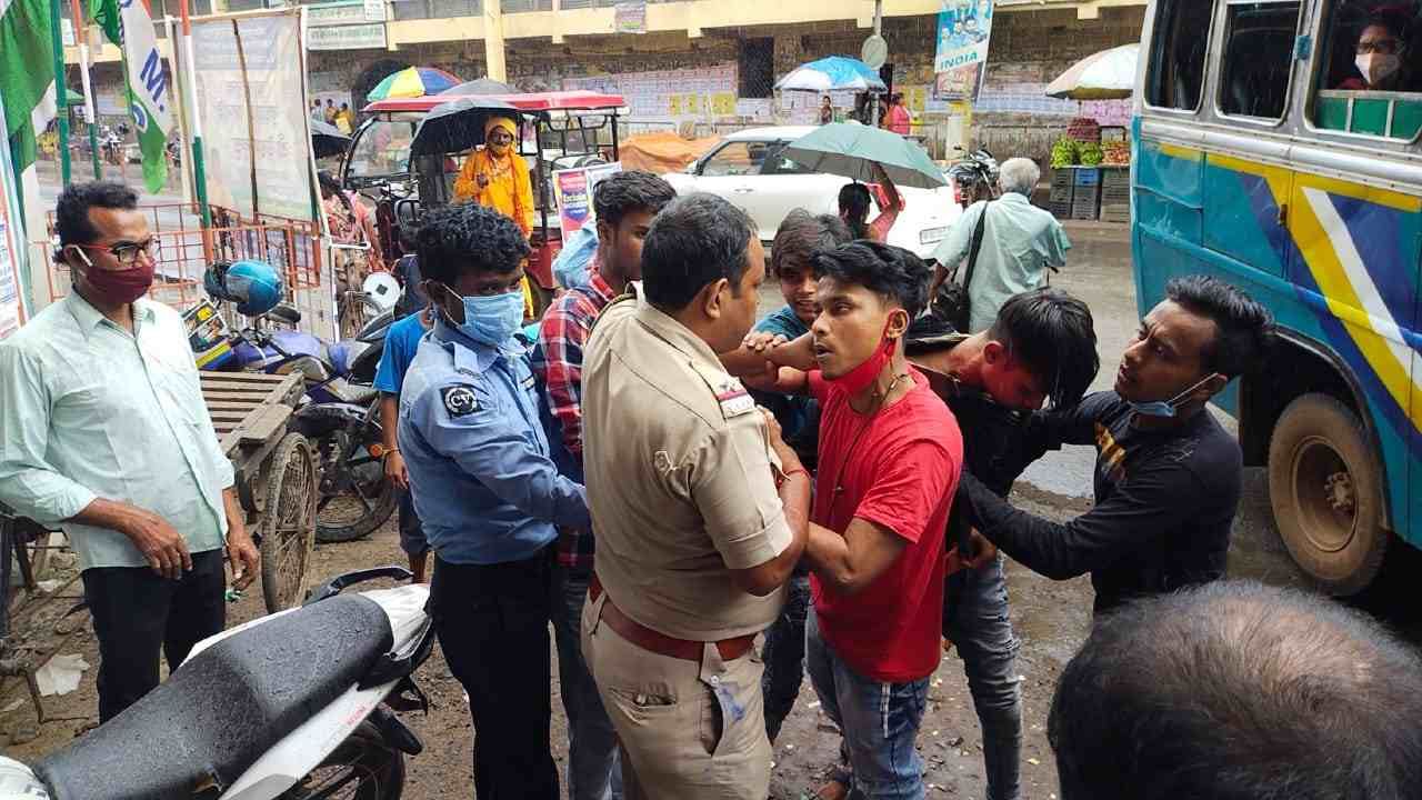 বাসস্ট্যান্ডে ছেলেমেয়ে পাশাপাশি দাঁড়ালেই ব্ল্যাকমেল! পুলিশ ধরতে যেতেই শুরু হল সংঘর্ষ