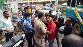 বাসস্ট্যান্ডে ছেলেমেয়ে পাশাপাশি দাঁড়ালেই ব্ল্যাকমেল! পুলিশ ধরতে যেতেই শুরু হল সংঘর্ষ বাসস্ট্যান্ডে ছেলেমেয়ে পাশাপাশি দাঁড়ালেই ব্ল্যাকমেল! পুলিশ ধরতে যেতেই শুরু হল সংঘর্ষ