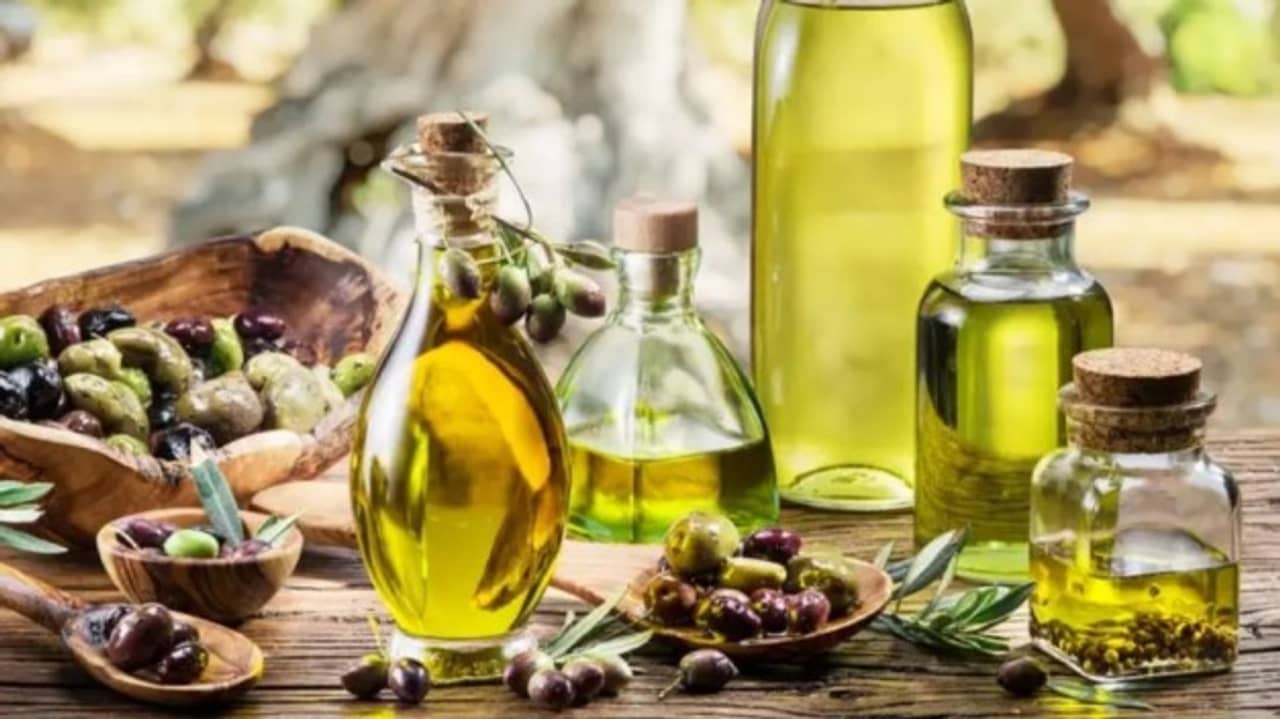 Olive Oil: সুস্থ থাকতে শুধু খাদ্যে নয়, তেলেও আনুন পরিবর্তন!