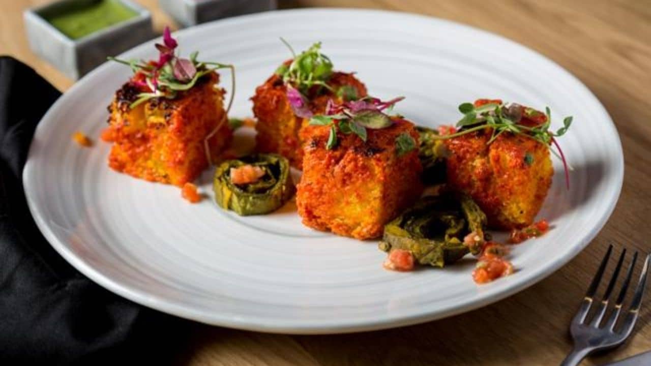 Recipe: পুজোর সময় লাঞ্চের মেনু তৈরি! এবার বাড়িতে বানিয়ে ফেলুন এই মশলাদার তন্দুরি ধোকলা!