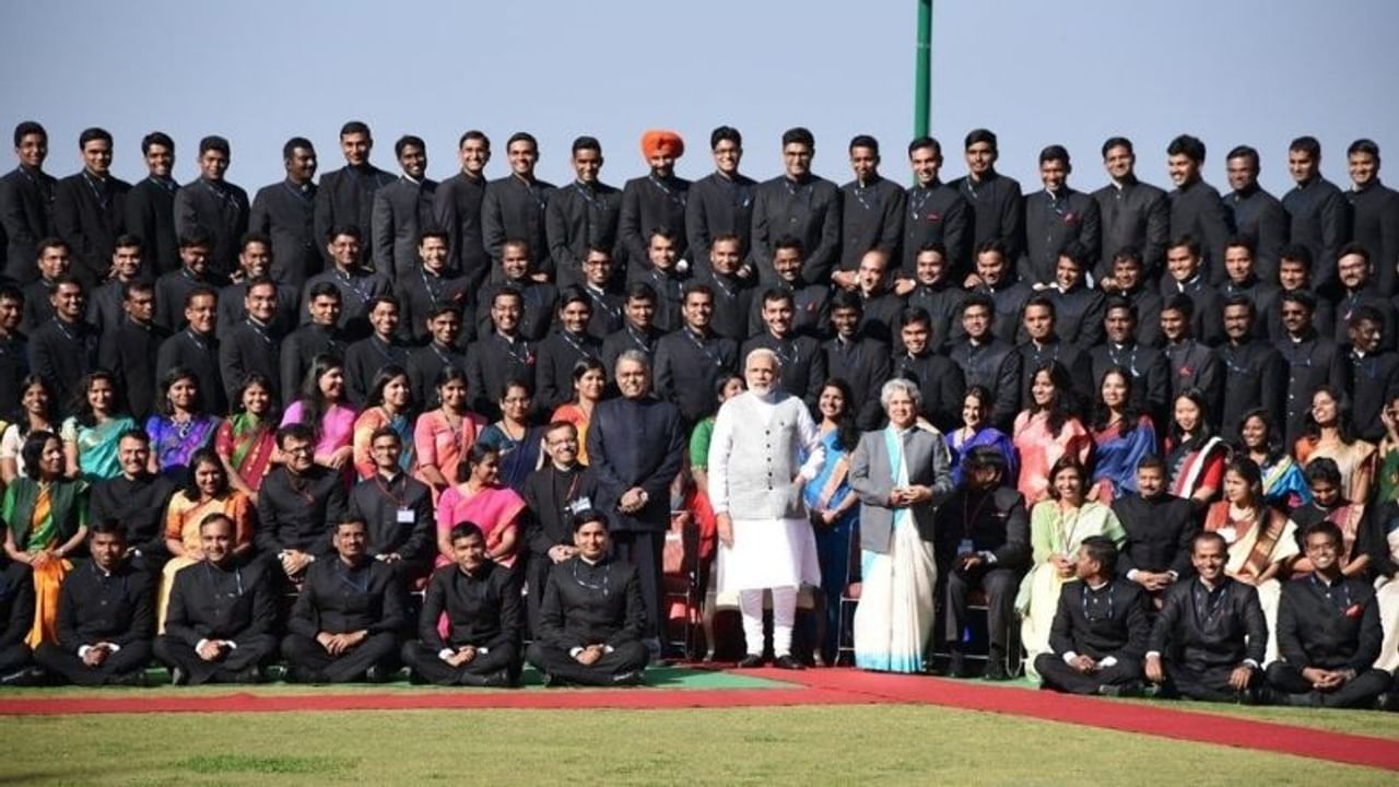 ভারতের সব থেকে আকর্ষণীয় ও সম্মানের চাকরি আইএএস (IAS) বা ইন্ডিয়ান অ্যাডমিনিস্ট্রেটিভ সার্ভিস (Indian Administrative Service)। আইএএস অফিসার হতে গেলে, ইউনিয়ন পাবলিক সার্ভিস কমিশন (UPSC) পরিচালিত সিভিল সার্ভিস পরীক্ষা পাশ করতে হয়। অনেকই বলে থাকেন, এই পরীক্ষা দেশের সব থেকে কঠিনতম পরীক্ষাগুলোর মধ্যে একটি। প্রত্যেক বছর দেশের লক্ষ লক্ষ পরীক্ষার্থী আইএএস অফিসার হওয়ার স্বপ্ন নিয়ে এই পরীক্ষা দিলেও, মাত্র হাতেগোনা কয়েকজন এই পরীক্ষায় সফল হন। প্রিলিমিনারী, মেনস ও পার্সোনাল ইন্টারভিউ; এই তিনটি ধাপে হয় এই পরীক্ষা। একজন পরীক্ষার্থী সর্বোচ্চ ৬ বার এই পরীক্ষা দিতে পারেন। আজ এমন একজন সফল আইএএস অফিসারের হার না মানার কাহিনী আমরা তুলে ধরবো, যাতে অনুপ্রাণিত হবেন আপনিও। তাঁর নাম নমিতা শর্মা।। ছবি টুইটার