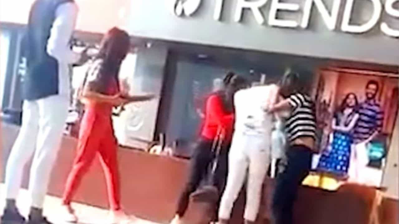 Viral Video: শপিং মলে পরস্পরকে বেদম মার কয়েকজন তরুণীর, ভাইরাল ভিডিও