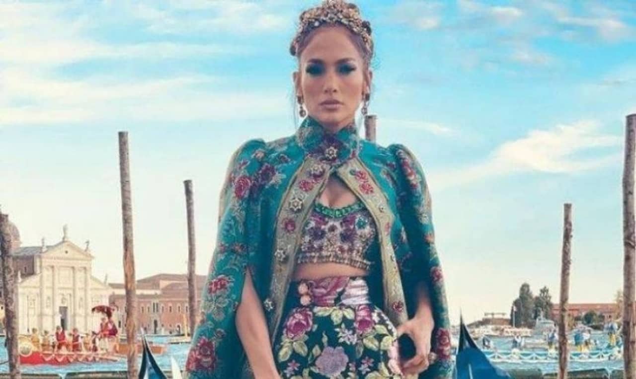 ইতালির বিখ্যাত ফ্যাশন শোয়ে রাণীর বেশে জেনিফার! দেখুন ফটোশ্যুটের নানান মুহূর্ত