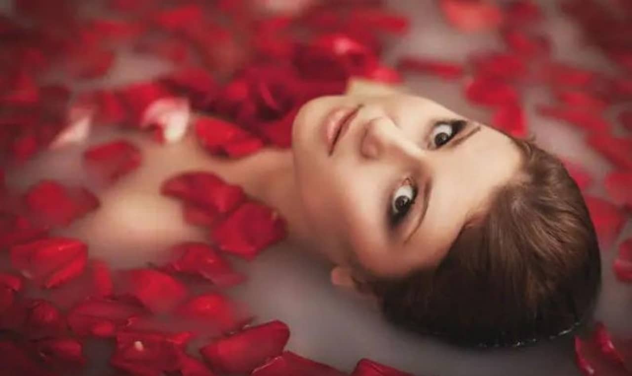 Rose Water for Shiny Hair: গোলাপ জলের কয়েক ফোঁটায় চকচকে ও মসৃণ চুল পান মাত্র ২ সপ্তাহেই