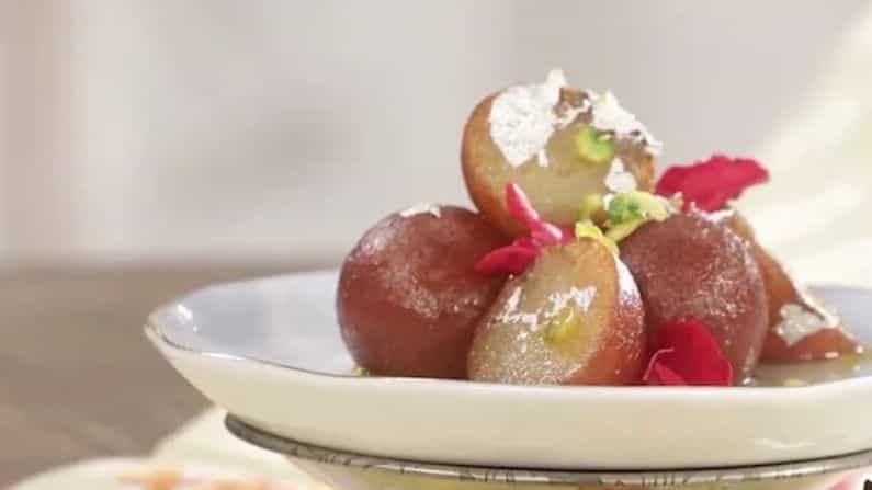 Gulab Jamun Recipe: আপনার পছন্দের মিষ্টি এবার আপনি বাড়িতেই সহজে তৈরি করে নিন Gulab Jamun Recipe: আপনার পছন্দের মিষ্টি এবার আপনি বাড়িতেই সহজে তৈরি করে নিন