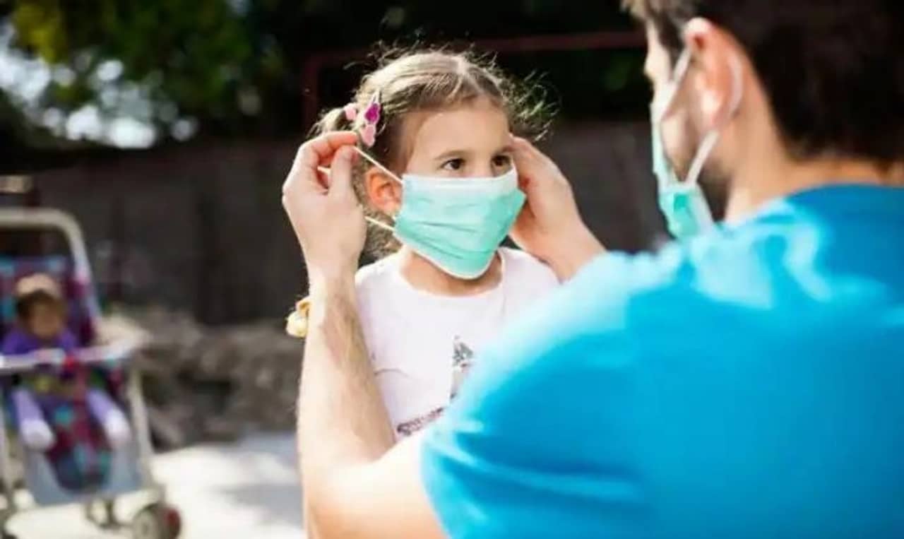 Coronavirus: উত্সবের মরসুমে করোনা থেকে শিশুকে সুরক্ষিত রাখতে সঠিক মাস্ক পরান, কিন্তু বাচ্চাদের জন্য উপযুক্ত কোনটি?