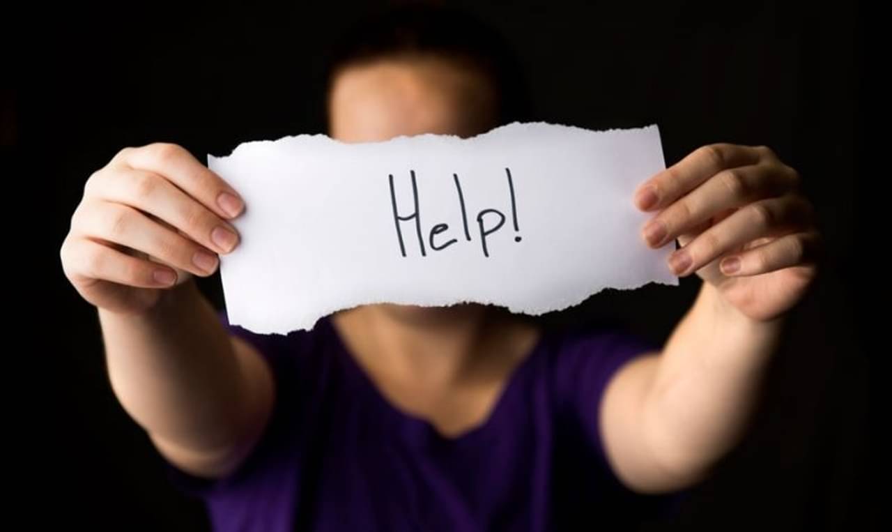 National Suicide Prevention Week: বাড়িয়ে দাও সাহায্যের হাত! কারোর আত্মহত্যা করার প্রবণতা রয়েছে, বুঝবেন কীভাবে?