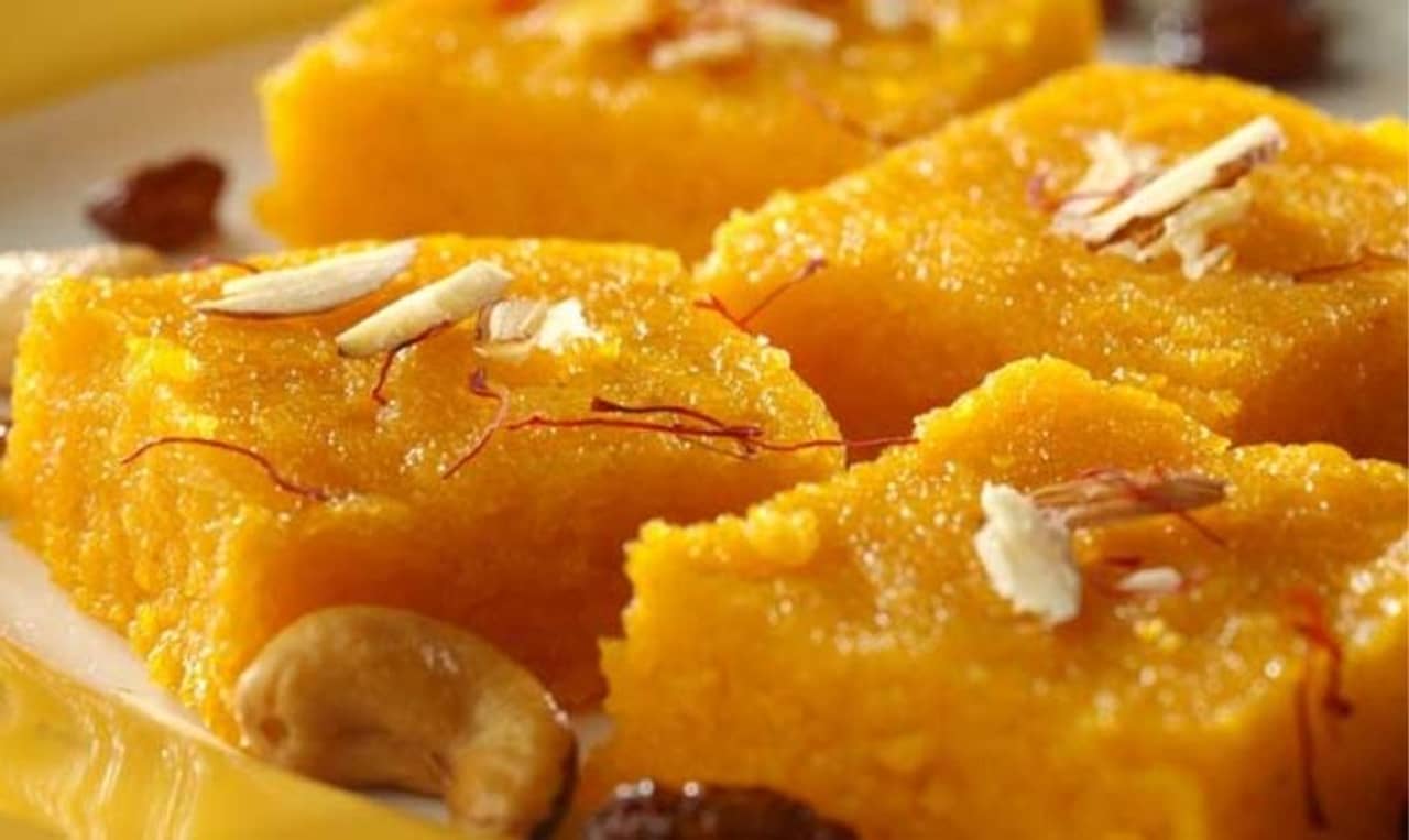 Recipe: বাড়িতে অতিথির মন জিততে চটপট বানিয়ে ফেলুন অসাধারণ স্বাদের আনারসের হালওয়া!