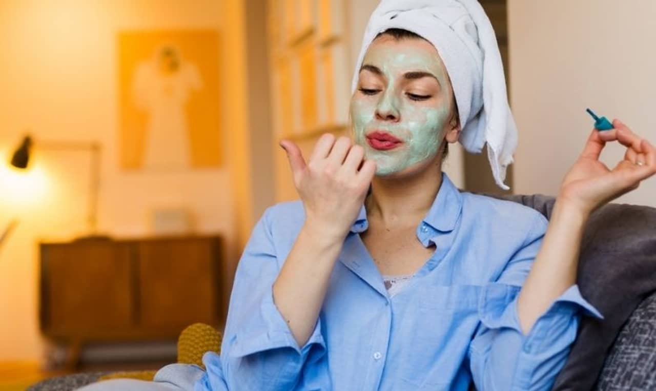 এবার বাড়িতেই পার্লারের মতো ফেসিয়াল করতে পারবেন, রইল তার কিছু দরকারি টিপস