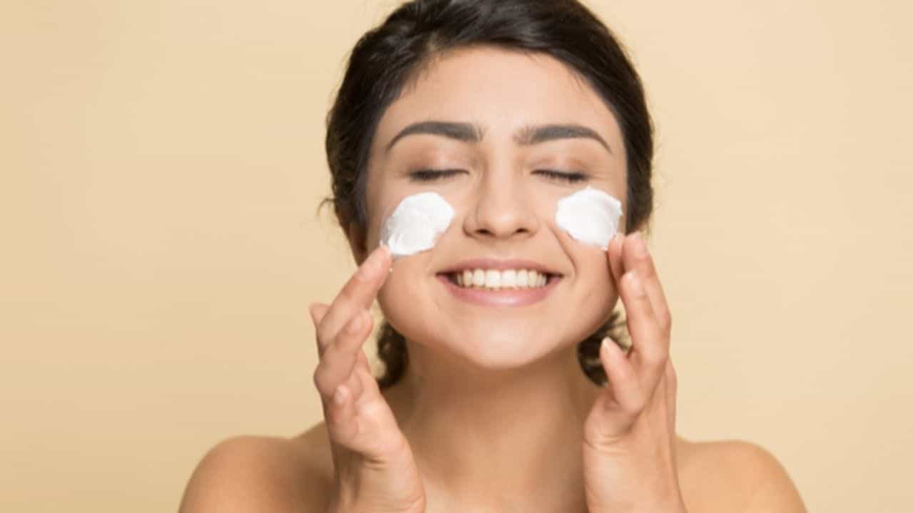 Skin Care: যে কোনও মরসুমে ত্বককে সুস্থ ও সতেজ রাখবেন কীভাবে? রইল কিছু গুরুত্বপূর্ণ টিপস Skin Care: যে কোনও মরসুমে ত্বককে সুস্থ ও সতেজ রাখবেন কীভাবে? রইল কিছু গুরুত্বপূর্ণ টিপস